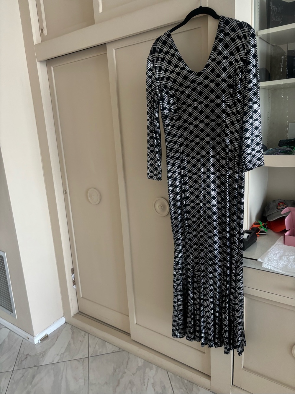 Black & White Geometric V-Neck Long Sleeve Maxi Dress
